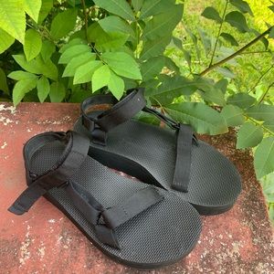 black platform tevas🌼